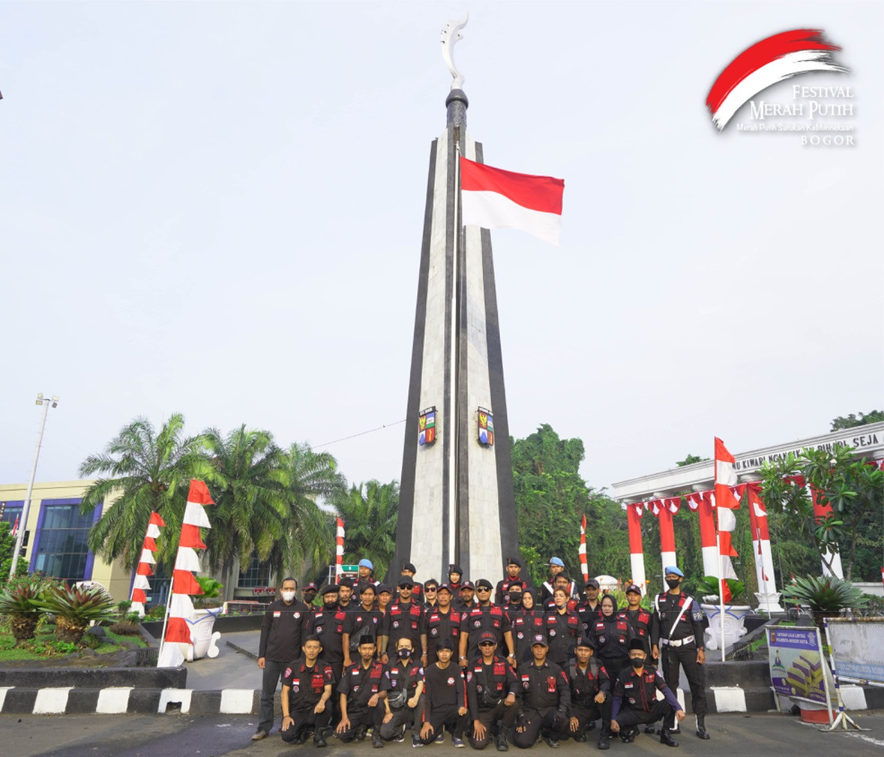 Aksi Heroik Zae Naik Tiang Bendera di Tugu Kujang Bogor